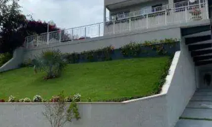 VENDA E LOCAÇÃO DE EXCELENTE CASA NO CONDOMÍNIO IBIRAPITANGA, EM SANTA ISABEL/SP, 470m² com varanda, espaço gourmet, piscina e lareira. CONSULTE-NOS.