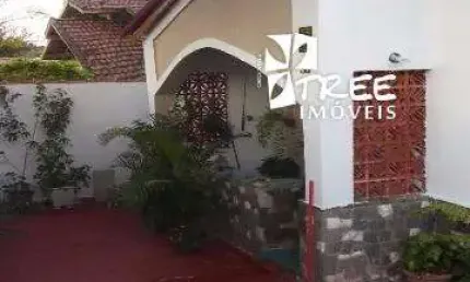 VENDA CASA LOCALIZADA NO BAIRRO SESC EM SUZANO COM A/T 145m² e A/C 360m² distribuídos em 3 dormitórios, 2 banheiros, 2 salas, cozinha. CONSULTE-NOS.