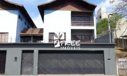 LOCAÇÃO DE SOBRADO NO ARUJAMÉRICA, EM ARUJÁ/SP, 450m² com 4 quartos, suíte com A/C, varanda, 4 salas, quintal, lavandeira e 4 vagas. CONSULTE-NOS.