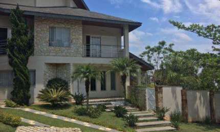VENDA SOBRADO CONDOMÍNIO ARUJÁZINHO 5, Excelente imóvel, com A/T 634m² A/C 587m² distribuídos em 04 suítes sendo 01 máster com hidro. CONSULTE-NOS.