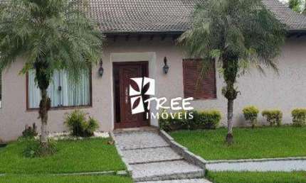 VENDA CASA  CONDOMÍNIO ARUJAZINHO IV- Excelente imóvel com A/T 540 m² e A/C 266 m² distribuídos em 02 dormitórios, 01 suite, banheiro. CONSULTE-NOS.