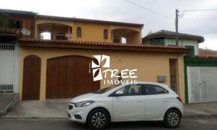 VENDA DE SOBRADO NO JORDANÓPOLIS, EM ARUJÁ/SP 318m², com 6 quartos, 2 suítes, 2 salas, cozinha c/planejados, despensa, edícula, 2 vagas. CONSULTE-NOS.