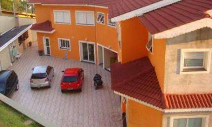 VENDA DE CASA NO CONDOMÍNIO ARUJAZINHO I, II E III, EM ARUJÁ/SP, com 570m², 5 suítes, 4 salas, lareira, churrasqueira e 14 vagas p auto. CONSULTE-NOS.