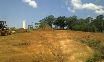 Venda de área industrial em arujá/sp, oportunidade com ótima localização, 03 entradas, zup 1, acesso para luz e telefonia. consulte-nos.