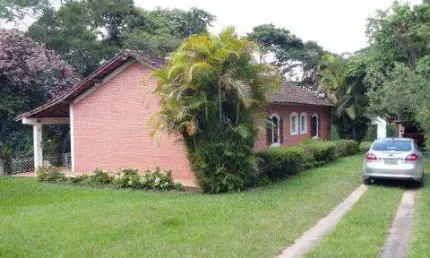 VENDA DE SÍTIO EM NAZARÉ PAULISTA/SP, OPORTUNIDADE com área total de 28.000m² com casa principal, área com piscina e pequeno riacho. CONSULTE-NOS