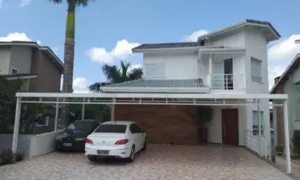 VENDA DE CASA NO CONDOMÍNIO ARUJÁ COUNTRY CLUB, EM ARUJÁ/SP, 380m² com 3 suítes, área gourmet com churrasqueira, cinema e 4 vagas. CONSULTE-NOS.