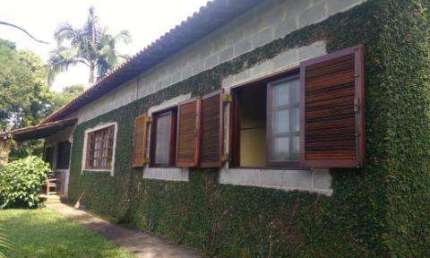 VENDA DE SÍTIO EM PEDRA BRANCA, EM SANTA ISABEL/SP, área de 24.000m² e A/C de 200m², com 4 dorm, sala 4 ambientes com lareira e cozinha. CONSULTE-NOS.