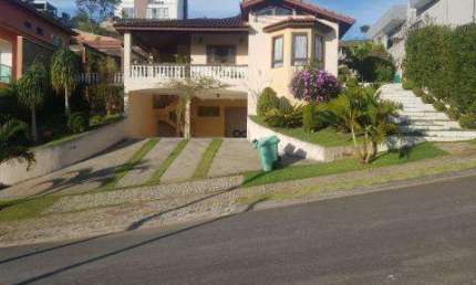 VENDA DE CASA CONDOMÍNIO IBIRAPITANGA A/T 800m² A/C 350m³ com 4 dormitórios sendo 2 suítes, lavabo, sala 3 ambientes, cozinha americana, piscina, chur
