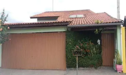 VENDA DE CASA NO CENTER VILLE, EM ARUJÁ/SP, 250m² com 6 dormitórios, sala, cozinha, churrasqueira, jardim, quintal e 06 vagas para auto. CONSULTE-NOS.