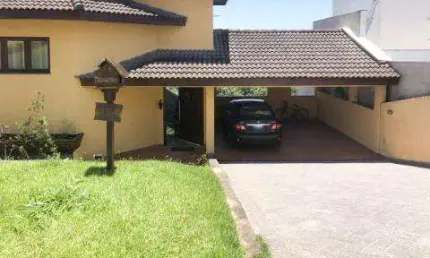 VENDA DE SOBRADO NO CONDOMÍNIO JARDIM IMPERIAL HILLS III, EM ARUJÁ/SP, 263m² com 3 quartos, suíte, vista linda, churrasqueira e 02 vagas. CONSULTE-NOS