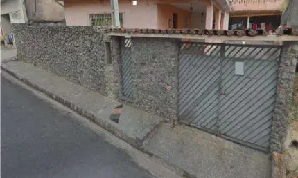 VENDA DE CASA TÉRREA NA VILA PILAR, EM ARUJÁ/SP, 164m² com 2 quartos, sala, cozinha, possibilidade de área gourmet e garagem p/ 5 autos. CONSULTE-NOS.