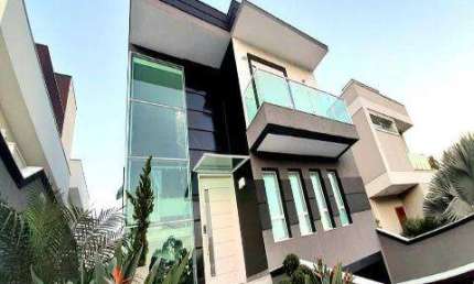 VENDA DE CASA CONDOMÍNIO REAL PARK ARUJÁ COM A/T 300m² e A/C 385m² São 4 dormitórios, sendo 3 suítes. CONSULTE-NOS.