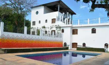 VENDA E LOCAÇÃO DE CHÁCARA EM GUARAREMA/SP, OPORTUNIDADE de 2 mil metros de área construída, com piscinas, cozinhas, salas e 20 vagas. CONSULTE-NOS.