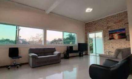 VENDA E LOCAÇÃO DE CASA TÉRREA NO CONDOMÍNIO ARUJÁ COUNTRY CLUB, EM ARUJÁ/SP, 230m² c/ 3 quartos, suíte, piscina, churrasqueira e 6 vagas CONSULTE-NOS