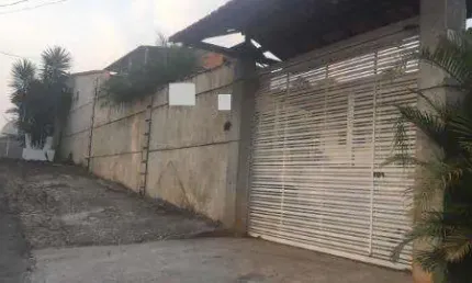 VENDA DE CHÁCARA NO COPACO, EM ARUJÁ/SP, EXCELENTE IMÓVEL de 168m², 3 quartos, suíte, cozinha com ilha, quintal, varandinha e 07 vagas. CONSULTE-NOS.