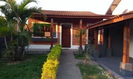 LOCAÇÃO DE CASA NO ARUJAZINHO IV, EM ARUJÁ/SP, EXCELENTE IMÓVEL DE 250m² com 02 dorm, 03 salas, cozinha, lavanderia e quintal coberto. CONSULTE-NOS.