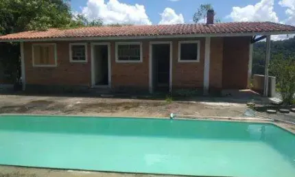 VENDA DE CASA NO CONDOMÍNIO ALPES DE MAIRIPORÃ, são 02 casas com 3 quartos, varanda, churrasqueira, piscina, 08 vagas e área de 1.290m². CONSULTE-NOS.