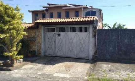 VENDA DE SOBRADO NO JORDANÓPOLIS, EM ARUJÁ/SP, 280m² com 5 dormitórios, 2 suítes, salas amplas, edícula, quintal e garagem para 4 autos. CONSULTE-NOS.