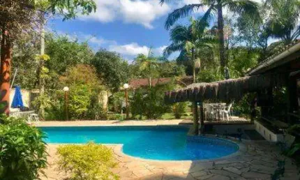 VENDA DE CHÁCARA NO JARDIM SÃO FERNANDO, EM ITANHAÉM/SP, 2 terrenos com casa principal de 4 suítes, casa do caseiro, piscina e canil. CONSULTE-NOS.