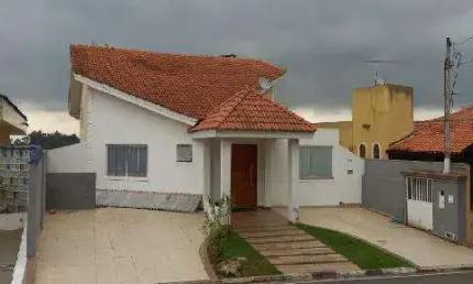 Venda de casa no condomínio arujá country club, em arujá/sp, 375m² com 3 suítes amplas, sala de estar com luz natural e cozinha ampla. consulte-nos.