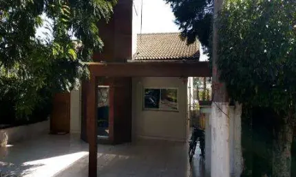 VENDA DE SOBRADO NO CONDOMÍNIO ARUJAZINHO IV, EM ARUJÁ/SP, 200m² com 5 suítes, ambientes claros, churrasqueira e vista privilegiada. CONSULTE-NOS