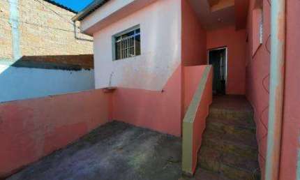 VENDA DE CASA NO ARUJAMÉRICA, EM ARUJÁ/SP, são 03 casas sendo a principal com 04 quartos, suíte, sala ampla e cozinha com planejados. CONSULTE-NOS.