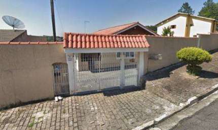 VENDA DE CASA NA NOSSA SRA. DO CARMO, EM ARUJÁ/SP, 580m² com 02 casas, piscina, churrasqueira, garagem para 12 autos e quintal grande. CONSULTE-NOS.