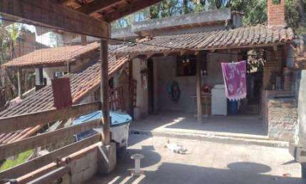 VENDA DE CASA NO TUPÃ ARUJÁ/SP, com 370m² sendo 2 casas, 03 dormitórios, sala, 02 cozinhas, 02 banheiros, área de lazer c/ churrasqueira. CONSULTE-NOS