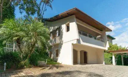 Venda de linda mansão no condomínio arujazinho iii, com 5 quartos, 4 salas, lareira, churrasqueira, piscina, jardim, gazebo e 4 vagas. consulte-nos.