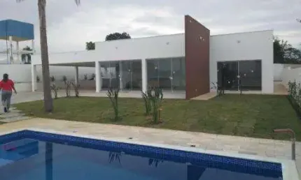 VENDA DE CASA TÉRREA NO CONDOMÍNIO MONT CLAIR, EM SANTA ISABEL/SP, 260m² com 03 quartos, sala ampla, cozinha, churrasqueira e piscina. CONSULTE-NOS.