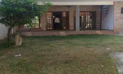 VENDA DE SOBRADO NO PARQUE NOSSA SRA. DO CARMO, 258m² com 2 suítes, churrasqueira, sala com lareira, quintal amplo e 06 vagas. CONSULTE-NOS.