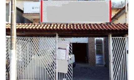 LOCAÇÃO DE SALÃO TÉRREO NO JARDIM RINCÃO, EM ARUJÁ/SP, 100m² com pé direito de 3,65m, divisórias, 2 toaletes e estacionamento. CONSULTE-NOS.