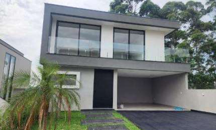 VENDA DE SOBRADO MODERNO NO CONDOMÍNIO ARUJÁ V, EM ARUJÁ/SP, com 300m², 04 suítes, sala 03 ambientes, piscina e garagem para 04 carros. CONSULTE-NOS.