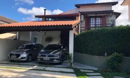 VENDA DE SOBRADO NO CONDOMÍNIO ARUJÁ V, EM ARUJÁ/SP, 264m² com 3 quartos, suíte, churrasqueira, jardim, cozinha americana e 04 vagas. CONSULTE-NOS.