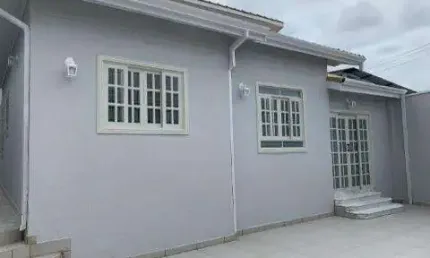 VENDA DE CASA NO JARDIM RINCÃO, EM ARUJÁ/SP, 176m² com 3 quartos, suíte, cozinha c/ planejados, churrasqueira, piscina e 2 vagas. CONSULTE-NOS.