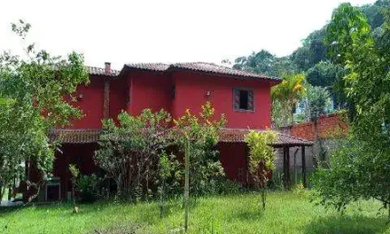 VENDA DE CASA NO COPACO, EM ARUJÁ/SP, 147m² com 3 suítes, quintal amplo, churrasqueira, sala de estar e jantar e garagem coberta. CONSULTE-NOS.