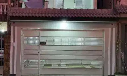 VENDA DE SOBRADO NOVO NO JARDIM PLANALTO, EM ARUJÁ/SP, 115m² com 3 suítes, sala ampla com led, área gourmet com churrasqueira e 02 vagas. CONSULTE-NOS