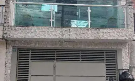 VENDA DE SOBRADO NO JARDIM VIA DUTRA, EM ARUJÁ/SP, 58m² com 3 quartos, suíte, cozinha com armários, varanda com churrasqueira e 02 vagas. CONSULTE-NOS