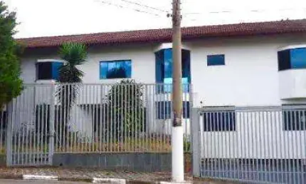 LOCAÇÃO DE CASA COMERCIAL NO CENTER VILLE, EM ARUJÁ/SP, 740m² com 2 salas, cozinha, piscina, jardim, quintal amplo e 4 vagas p/ autos. CONSULTE-NOS.