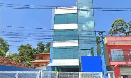 Locação de salão comercial no centro de arujá/sp, oportunidade de negócio de 223m² com 02 toaletes e estacionamento exclusivo. consulte-nos.