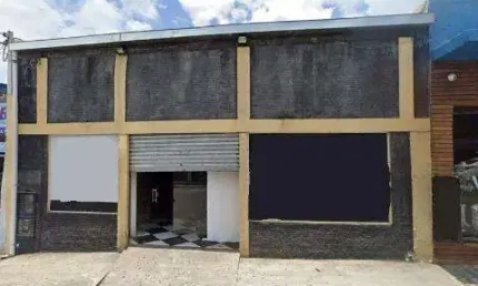 LOCAÇÃO DE SALÃO COMERCIAL NO CENTRO DE ARUJÁ/SP, 230m² com amplo salão e toalete. CONSULTE-NOS.