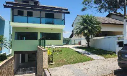 LOCAÇÃO DE SOBRADO NO CONDOMÍNIO ARUJÁ V, EM ARUJÁ/SP, 300m² com 3 quartos, suíte. CONSULTE-NOS.
