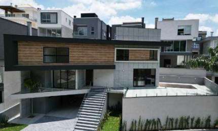 VENDA DE CASA NO CONDOMÍNIO REAL PARK, EM ARUJÁ/SP, 373m² com 4 suítes amplas, espaço gourmet, piscina e garagem coberta. CONSULTE-NOS.