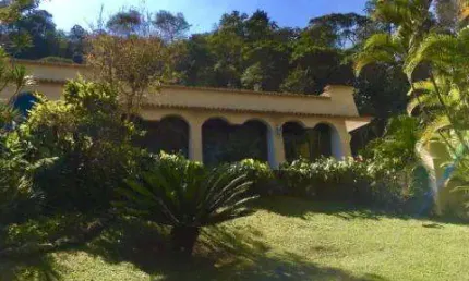 VENDA CASA CONDOMÍNIO ARUJAZINHO III COM A/T 3.000m² e A/C 900m² com 5 suítes. CONSULTE-NOS.