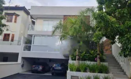 VENDA DE CASA NO CONDOMÍNIO ARUJÁ V EM ARUJÁ/SP, 300m² 4 suítes, piscina, área gourmet. CONSULTE-NOS