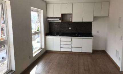 LOCAÇÃO APARTAMENTO NO JARDIM ÂNGELO, EM ARUJÁ/SP, 30m² c/ dormitório, ar-condicionado. CONSULTE-NOS