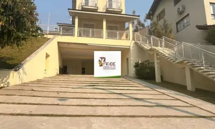 VENDA DE SOBRADO NO CONDOMÍNIO HILLS III, EM ARUJÁ/SP, 521m² com 05 suítes, piscina, sala ampla, quintal de 200m² e 06 vagas. CONSULTE-NOS.