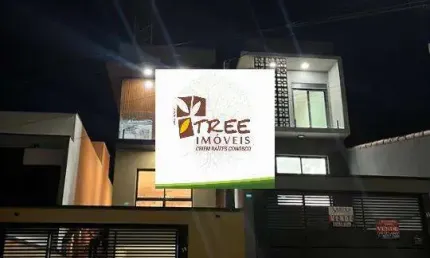 VENDA DE SOBRADO NO ARUJAMÉRICA, EM ARUJÁ/SP, 150m² com 3 quartos, suíte, sacada, sala ampla, copa, quintal, churrasqueira e 3 vagas. CONSULTE-NOS.