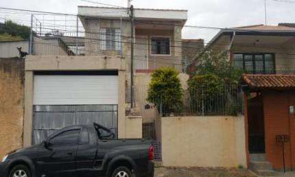 LOCAÇÃO DE CASA NO JARDIM PLANALTO, EM ARUJÁ/SP, 160m² com 03 dormitórios, suíte, sala, varanda, cozinha e garagem coberta para 01 auto. CONSULTE-NOS.
