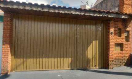 VENDA DE CASA TÉRREA NO JORDANÓPOLIS, EM ARUJÁ/SP, 330m² com 03 quartos, suíte, quintal com piscina e garagem coberta para 02 autos. CONSULTE-NOS.